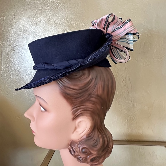 HAUTE MODE 1940S\' NAVY FELT TOPHAT + STRIPED TAFFETA BOWS + STRAW BRIM EDGING main image 8